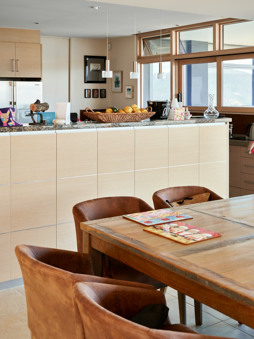 Cucina moderna con mobili in legno e zona pranzo rustica.
