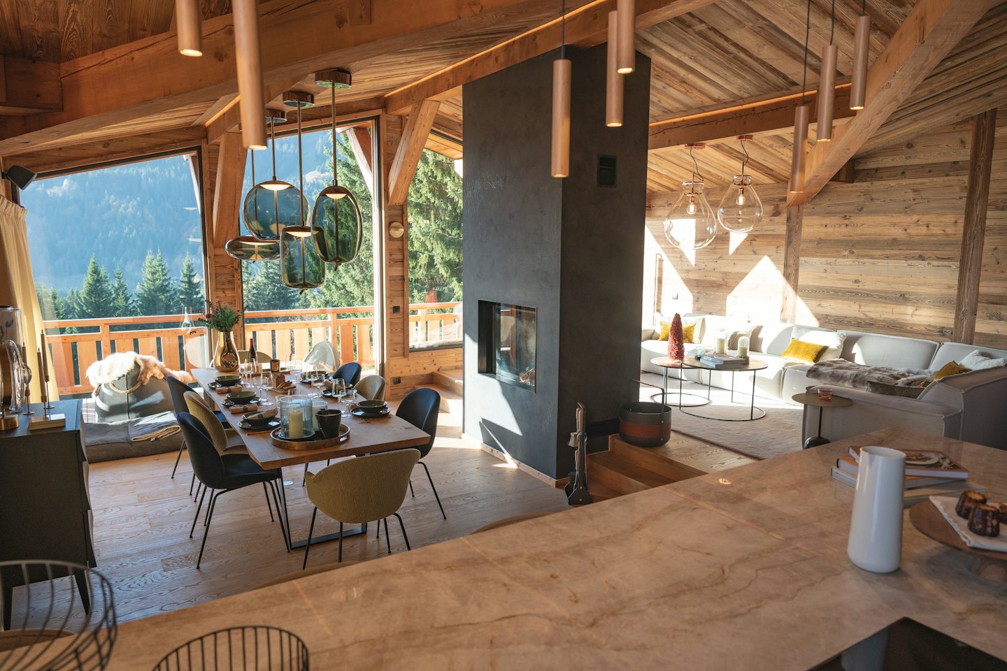 Soggiorno moderno in chalet con vista sulle montagne della foresta di pini.
