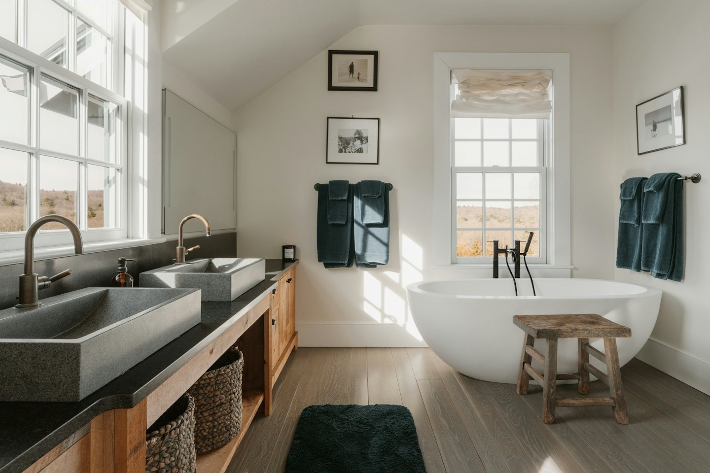 Bagno moderno con doppio lavabo e vasca freestanding.